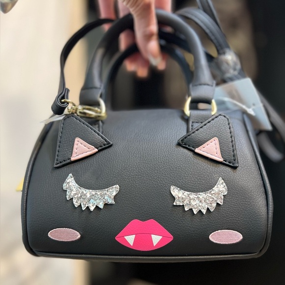 🧛‍♀️🖤💋BETSEY JOHNSON,LUV BETSEY LBHARLEY VAMPIRE LIP KITTY BARREL SATCHEL 🖤💋🧛‍♀️ - Picture 1 of 11